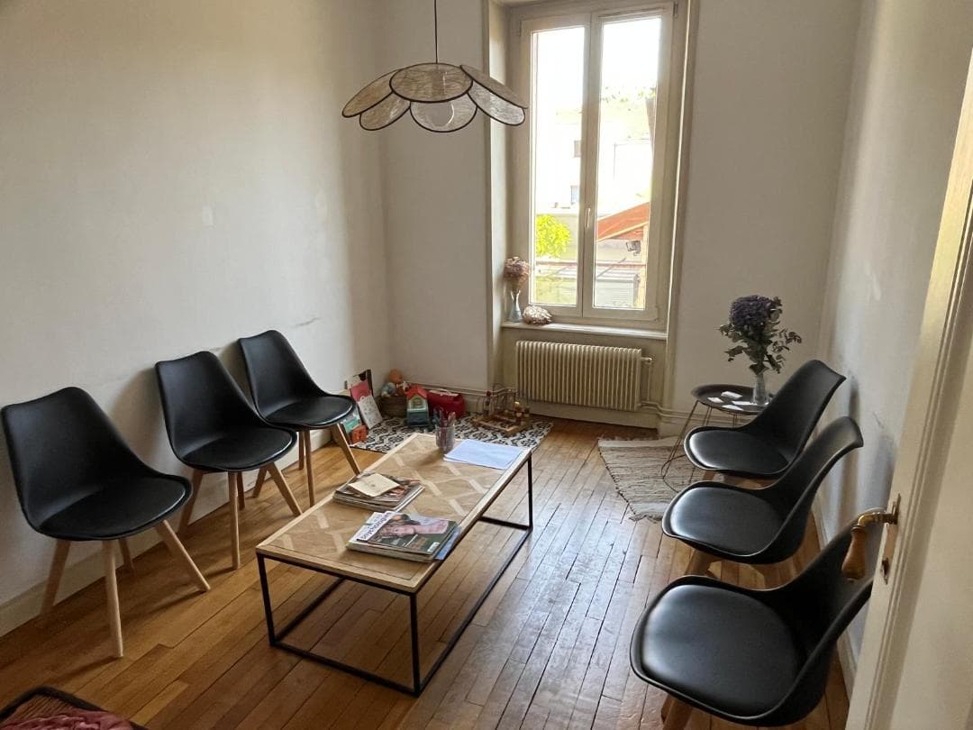 Salle d'attente lumineuse du cabinet de psychologie à Nancy